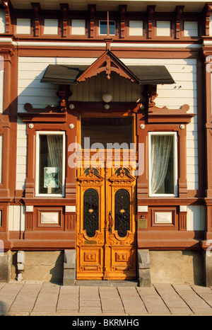 Portale ornato di casa in legno nella Città Vecchia (Vanha Rauma) di Rauma, Finlandia. Questa è la casa di Marela, parte di Rauma Museum. Foto Stock