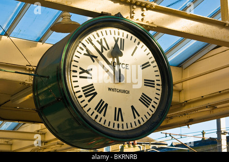 Clock in corrispondenza della stazione ferroviaria a Carnforth, Lancashire, Inghilterra. Le piattaforme e orologio featureed nel film "Il breve incontro' Foto Stock