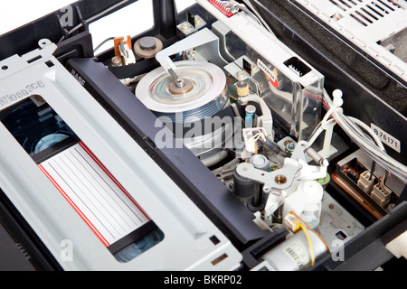 Interno di un VCR con una cassetta inserita e la riproduzione Foto Stock