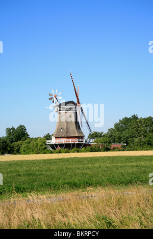 Mulino a vento in Oldsum su Foehr Isola, Schleswig-Holstein, Germania Foto Stock