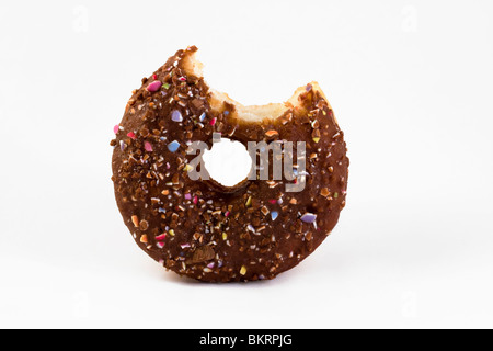 Ricoperta di cioccolato ciambella con un morso prelevato su bianco Foto Stock