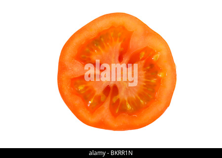 Macro di un succoso a fette di pomodoro rosso isolato su bianco Foto Stock