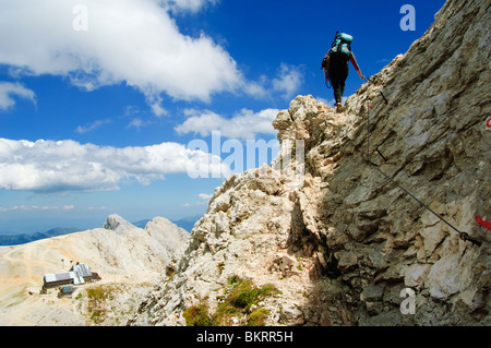 La salita ripida sulla cresta sopra il Rifugio alta del dom del Tricorno na Kredarici, su 2864m Triglav nelle Alpi Giulie, Slovenia Foto Stock