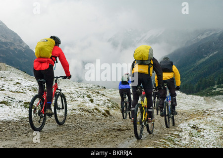 Gli amanti della mountain bike in discesa nel cattivo tempo vicino alla Karwendelhaus baita di montagna nella gamma di Karwendel (Karwendelgebirge), Austria Foto Stock