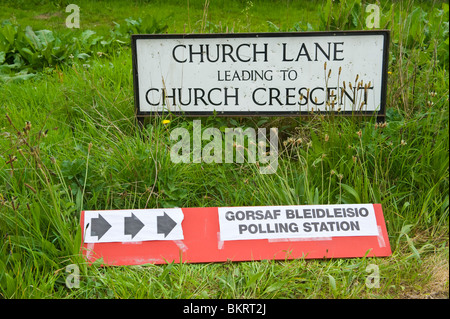 Welsh bilingue Lingua Inglese segno di elezione rurale stazione di polling nel South Wales UK Foto Stock