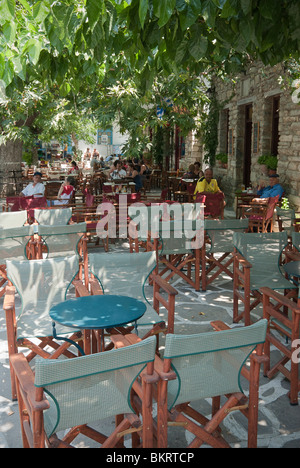 Tree cafe ombreggiata in Filoti villaggio sull'isola di Naxos, Grecia Foto Stock