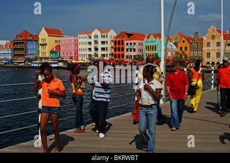 Curacao Willemstad, regina emmabridge, il Waterfront case di Punda sul Handelskade, rivolta verso il Sint Annabaai Foto Stock