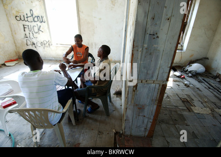 Curacao Willemstad, Gasparitu, in uno dei tanti locali deserta ragazzi sono appesi fuori Foto Stock