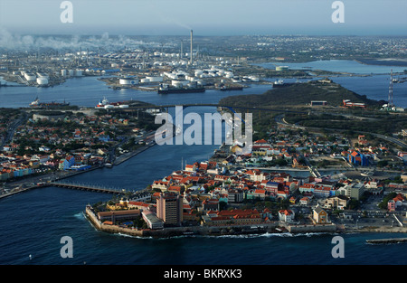 Curacao Willemstad, città storica, vista aerea di Punda e il Sint Annabaai e il Schottegat con La Isla raffineria. Foto Stock