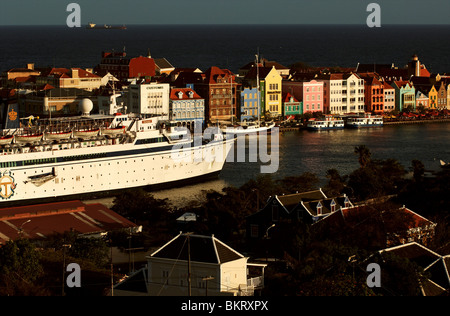 Curacao Willemstad, il Waterfront case di Punda sul Handelskade, rivolta verso il Sint Annabaai Foto Stock