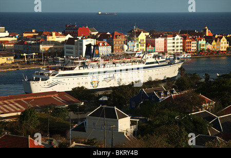 Curacao Willemstad, il Waterfront case di Punda sul Handelskade, rivolta verso il Sint Annabaai Foto Stock