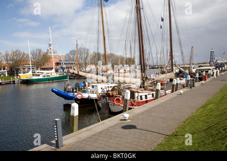 Le barche nel porto esterno, Enkhuizen, Paesi Bassi Foto Stock