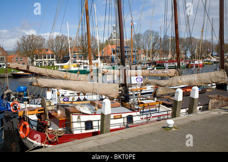 Le barche nel porto esterno, Enkhuizen, Paesi Bassi Foto Stock