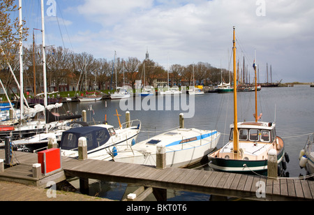 Le barche nel porto esterno, Enkhuizen, Paesi Bassi Foto Stock