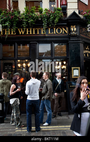 Le persone al di fuori del Leone bianco pub. Il Covent Garden nel West End di Londra. Foto Stock