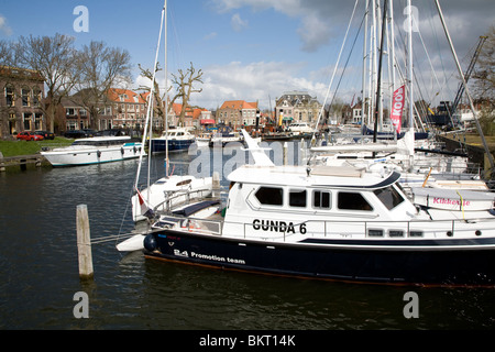 Le barche nel porto esterno, Enkhuizen, Paesi Bassi Foto Stock