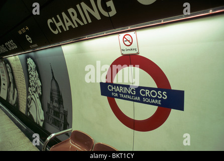 All'interno di Charing Cross Tube Station, la metropolitana di Londra, Inghilterra Foto Stock