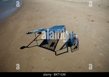Un abbandonato carrello sepolto sulla spiaggia di Coney Island creek di Brooklyn a New York Foto Stock