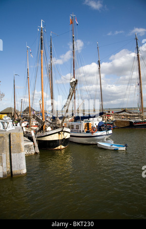 Le barche nel porto esterno, Enkhuizen, Paesi Bassi Foto Stock