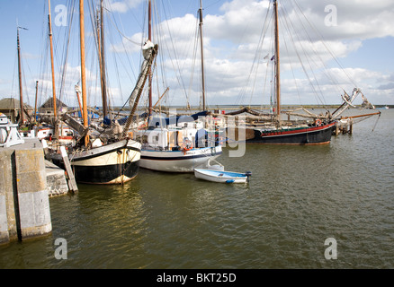 Le barche nel porto esterno, Enkhuizen, Paesi Bassi Foto Stock