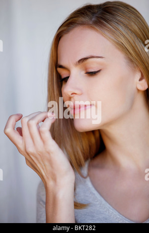 Ragazza che mangia le unghie Foto Stock