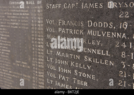 Gli ufficiali e i volontari dell'IRA sul rotolo di onore presso la contea di Antrim Stampa Repubblicana nel cimitero di Milltown, Irlanda del Nord Foto Stock
