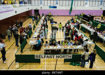 All'interno di una stazione di conteggio per East Antrim, South Antrim e Belfast nord durante il 2010 Elezione Foto Stock