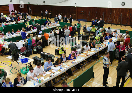 All'interno di una stazione di conteggio per East Antrim, South Antrim e Belfast nord durante il 2010 Elezione Foto Stock