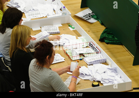 All'interno di una stazione di conteggio per East Antrim, South Antrim e Belfast nord durante il 2010 Elezione Foto Stock