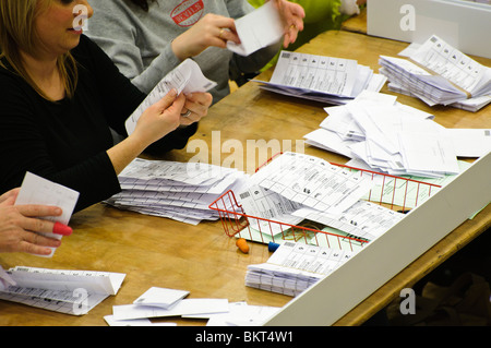 All'interno di una stazione di conteggio per East Antrim, South Antrim e Belfast nord durante il 2010 Elezione Foto Stock