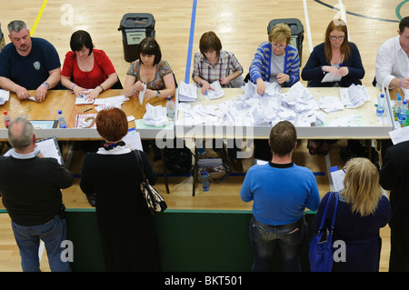 All'interno di una stazione di conteggio per East Antrim, South Antrim e Belfast nord durante il 2010 Elezione Foto Stock