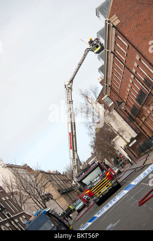 Vigili del Fuoco piattaforma idraulica in uso al fuoco Foto Stock