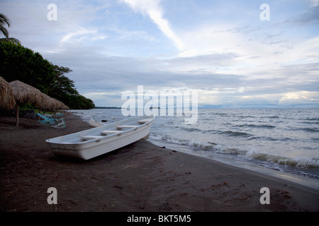 Sulla spiaggia vulcanica, Isla de Ometepe, isola di Ometepe, Lago di Nicaragua, Nicaragua america centrale Foto Stock