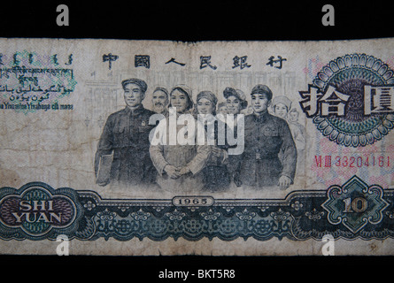 In prossimità del lato inverso di un usato 10 cinesi Yuan banconota realizzata nel 1965 su uno sfondo nero. Foto Stock