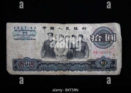 In prossimità del lato inverso di un usato 10 cinesi Yuan banconota realizzata nel 1965 su uno sfondo nero. Foto Stock