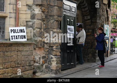 Gli elettori in fila al seggio situato in the gatehouse a Nottingham Castle, Nottingham, Inghilterra, Regno Unito Foto Stock