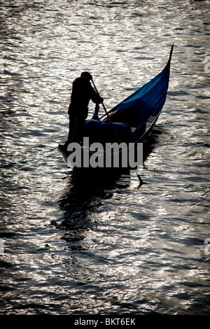 Gondola al tramonto sul Canal Grande a Venezia, Italia Foto Stock
