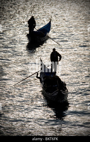 Gondole al tramonto sul Canal Grande a Venezia, Italia Foto Stock