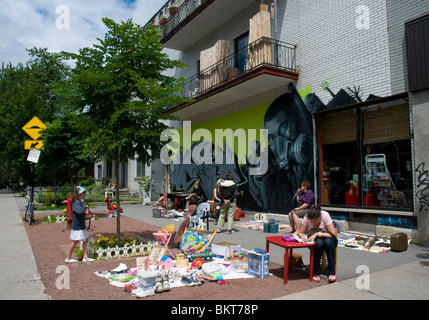 Il marciapiede vendita Saint Viateur Street Mile end quartiere Montreal Foto Stock