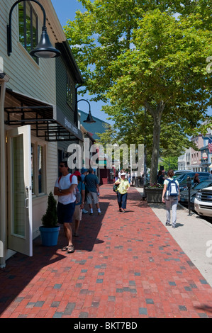 Newport Scena di strada con bar, caffetterie e negozi di souvenir on Thames Street, Newport Rhode Island, STATI UNITI D'AMERICA Foto Stock