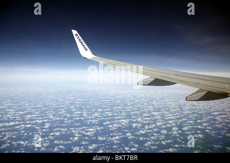 Aereo Ryanair ala volare sopra le nuvole e cielo blu Foto Stock