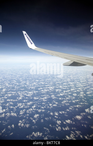 Aereo Ryanair ala volare sopra le nuvole e cielo blu Foto Stock