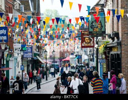 Bunting teso a Rochester High Street nel Kent. Foto Stock