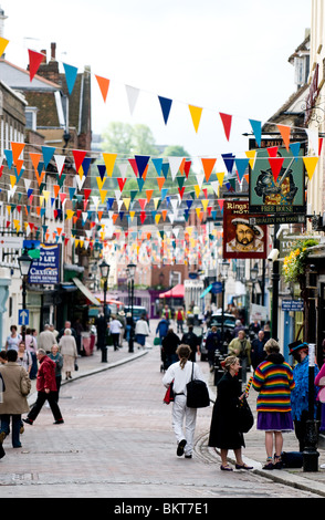 Bunting teso a Rochester High Street nel Kent. Foto Stock