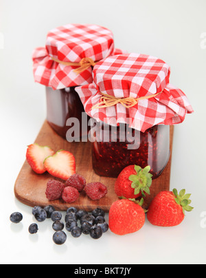 Due vasetti di frutta fatta in casa conservare Foto Stock