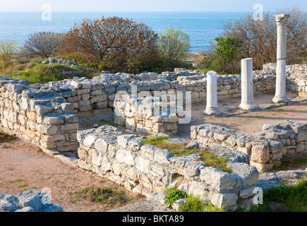 Basilica scavo nella sera Chersonesos -città antica (Sebastopoli, Crimea, Ucraina) Foto Stock