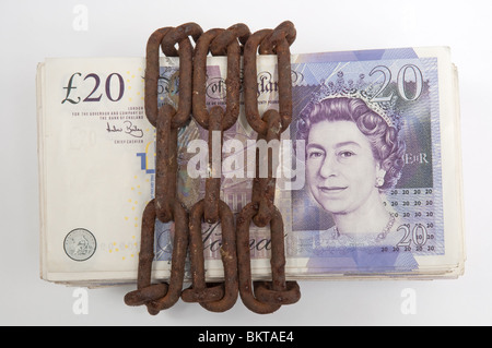 Bundle di venti pound note avvolto in catena Foto Stock