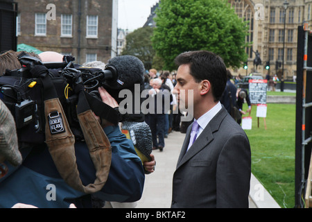 Appena eletto il candidato del lavoro Edward 'Ed' Samuel Miliband intervistata al di fuori del parlamento di Westminster, Londra Foto Stock