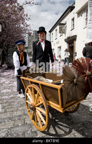 Spazza il Festival in Kent - un uomo e un ragazzo vestito come un Dickensian sweep e apprendista presso il Festival spazia in Rochester Kent REGNO UNITO Foto Stock