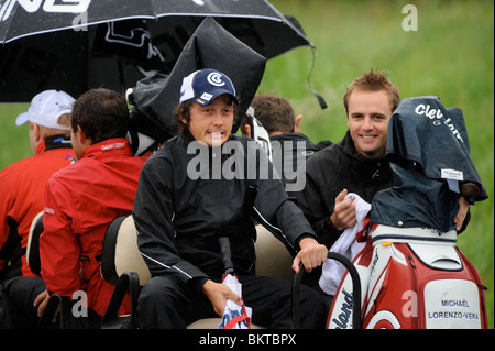 Il golfista francese Michael Lorenzo-Vera smorfie nel welsh pioggia durante un giro in carrozza torna dalla pratica range al Celtic Foto Stock